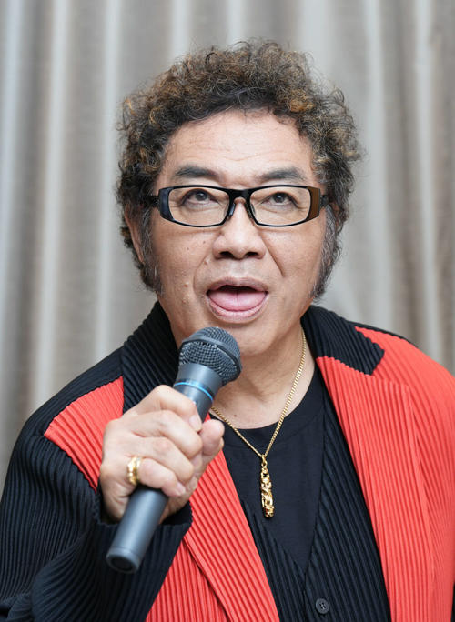 野口五郎のものまねをするコロッケ