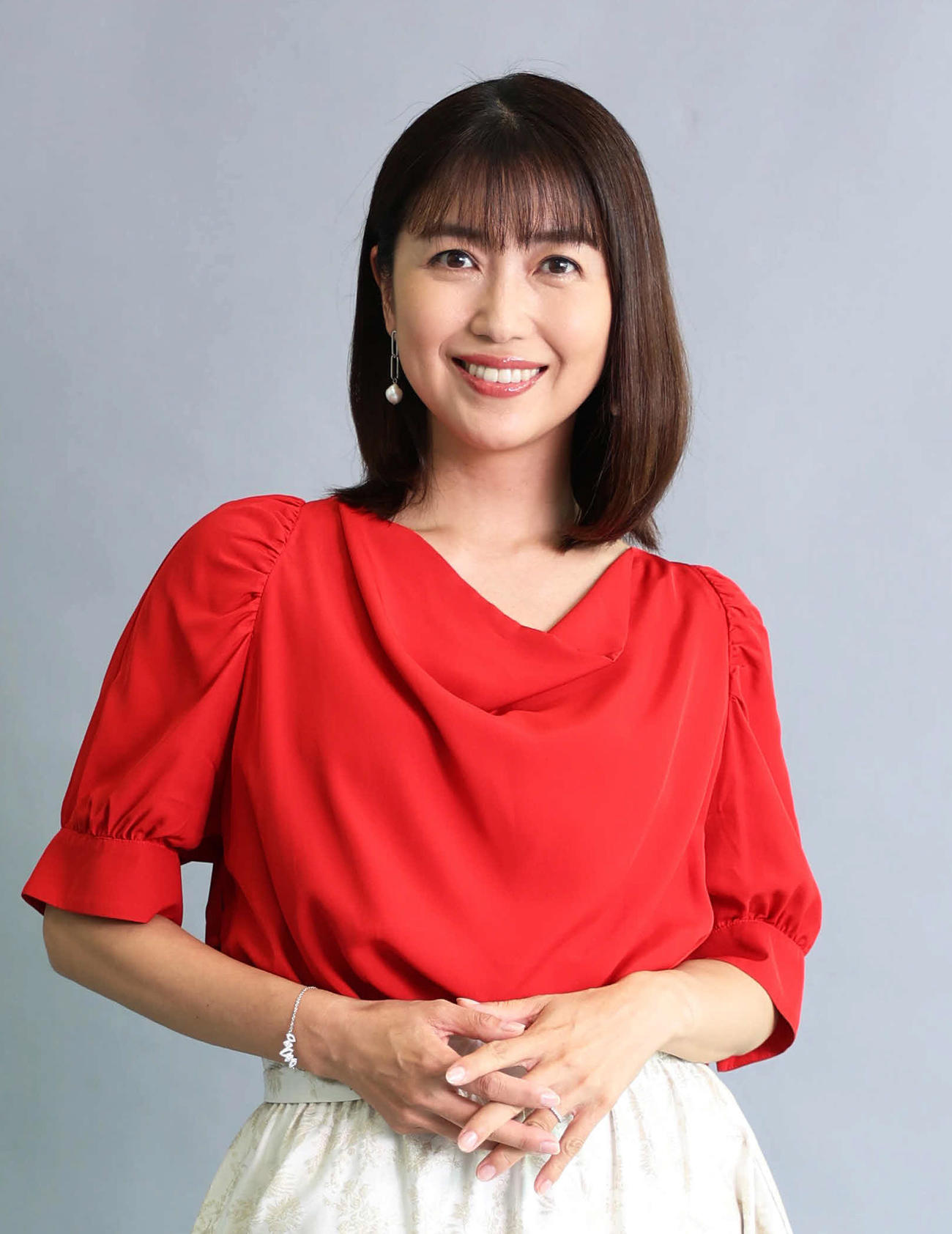 優しい笑顔を向ける新妻聖子。この夏に、17年ぶりとなるミュージカル・アルバムを発売した（撮影・増田悦実）