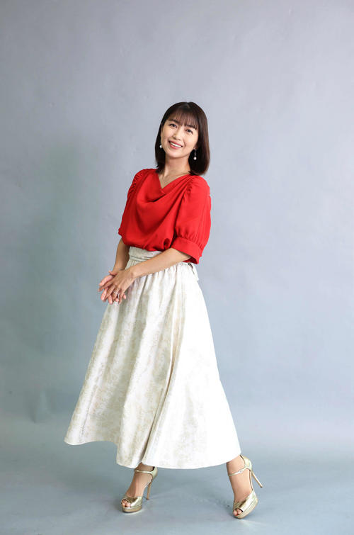 優しい笑顔を向ける新妻聖子（撮影・増田悦実）