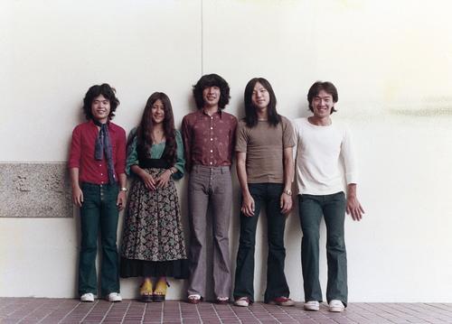 1975年に「SUGAR BABE」の一員としてアルバム「SONGS」でデビューした山下達郎（左から4人目）