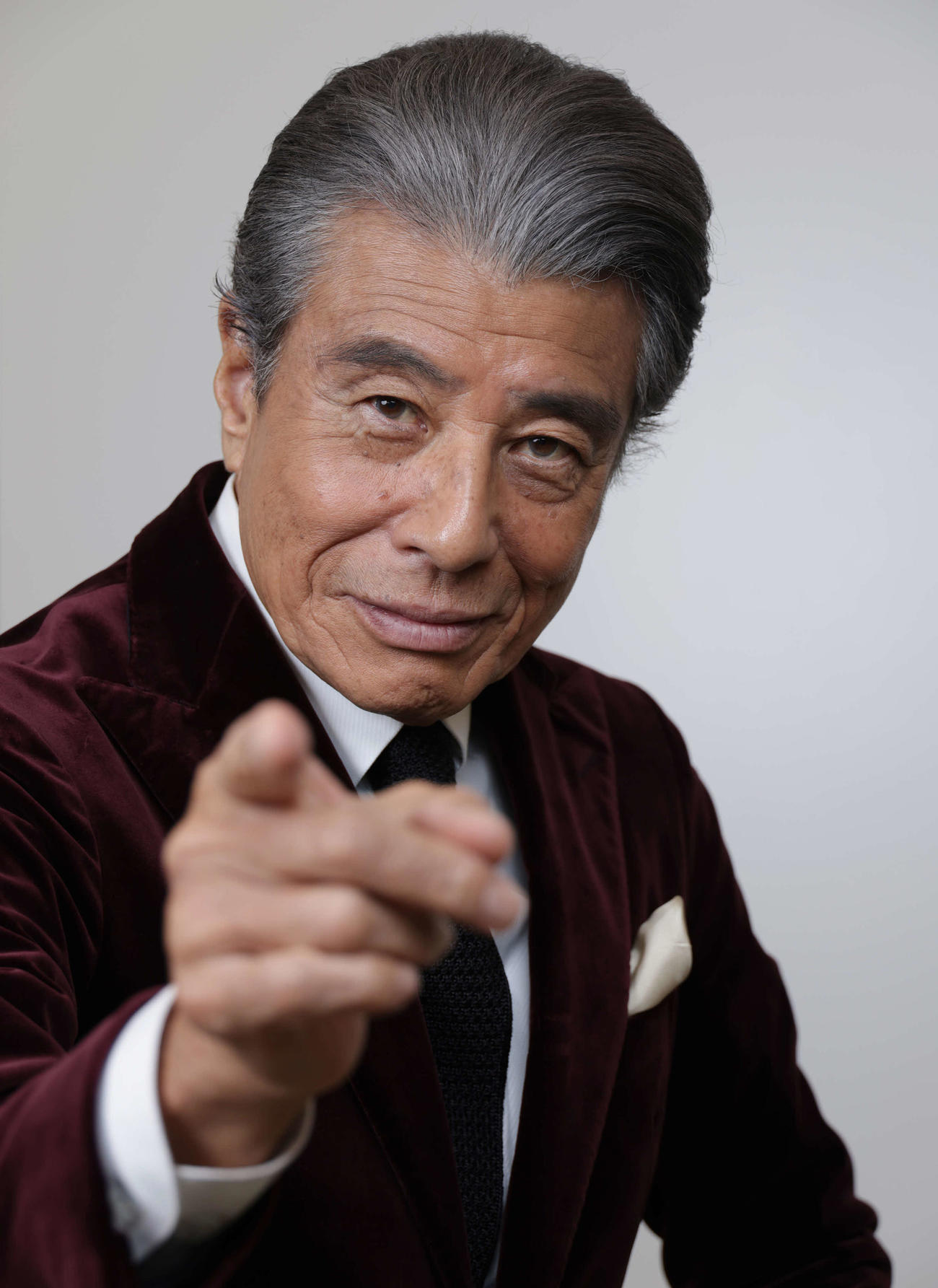 この写真を見た舘ひろしは「OK！」とひと言。静かな取材場所にいつもの渋い声が響いた（撮影・中島郁夫）