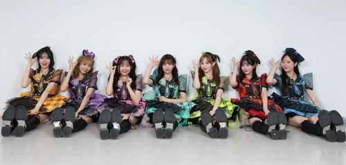 笑顔でカメラを見つめるFRUITS ZIPPER(撮影・増田悦実)