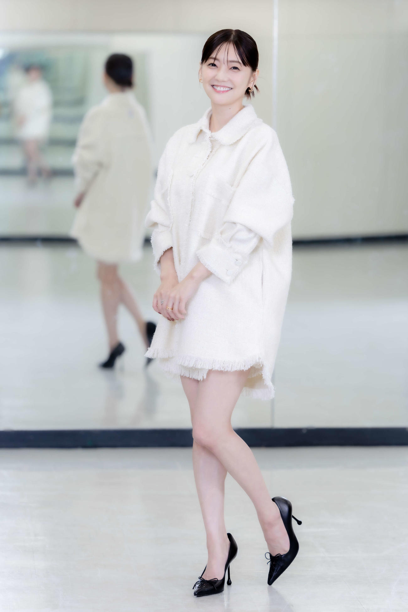 軽やかに笑顔を見せ写真に納まる倉科カナ（撮影・河田真司）
