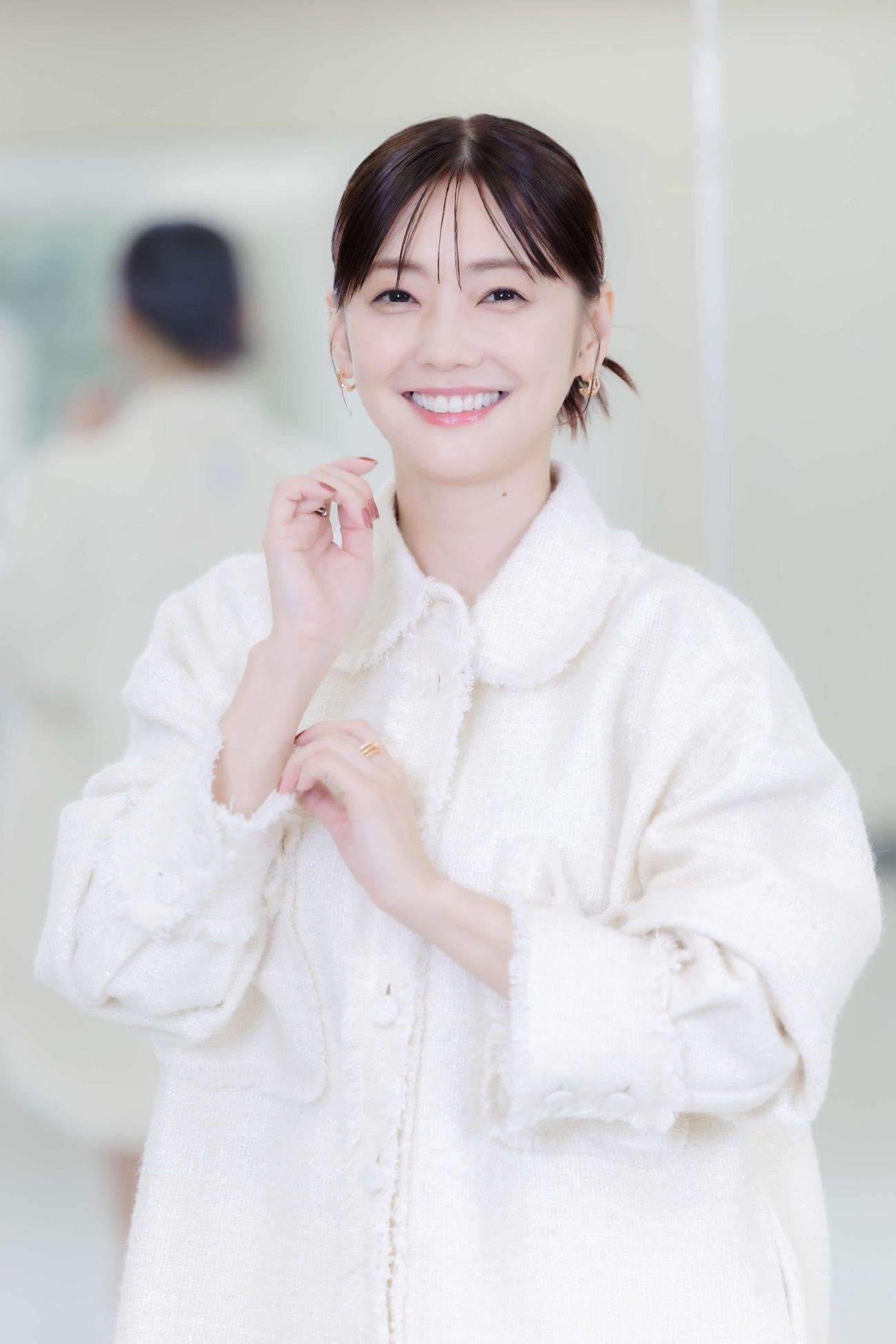 軽やかに笑顔を見せ写真に納まる倉科カナ（撮影・河田真司）