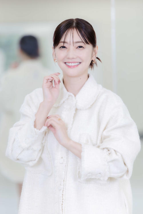 軽やかに笑顔を見せ写真に納まる倉科カナ(撮影・河田真司)