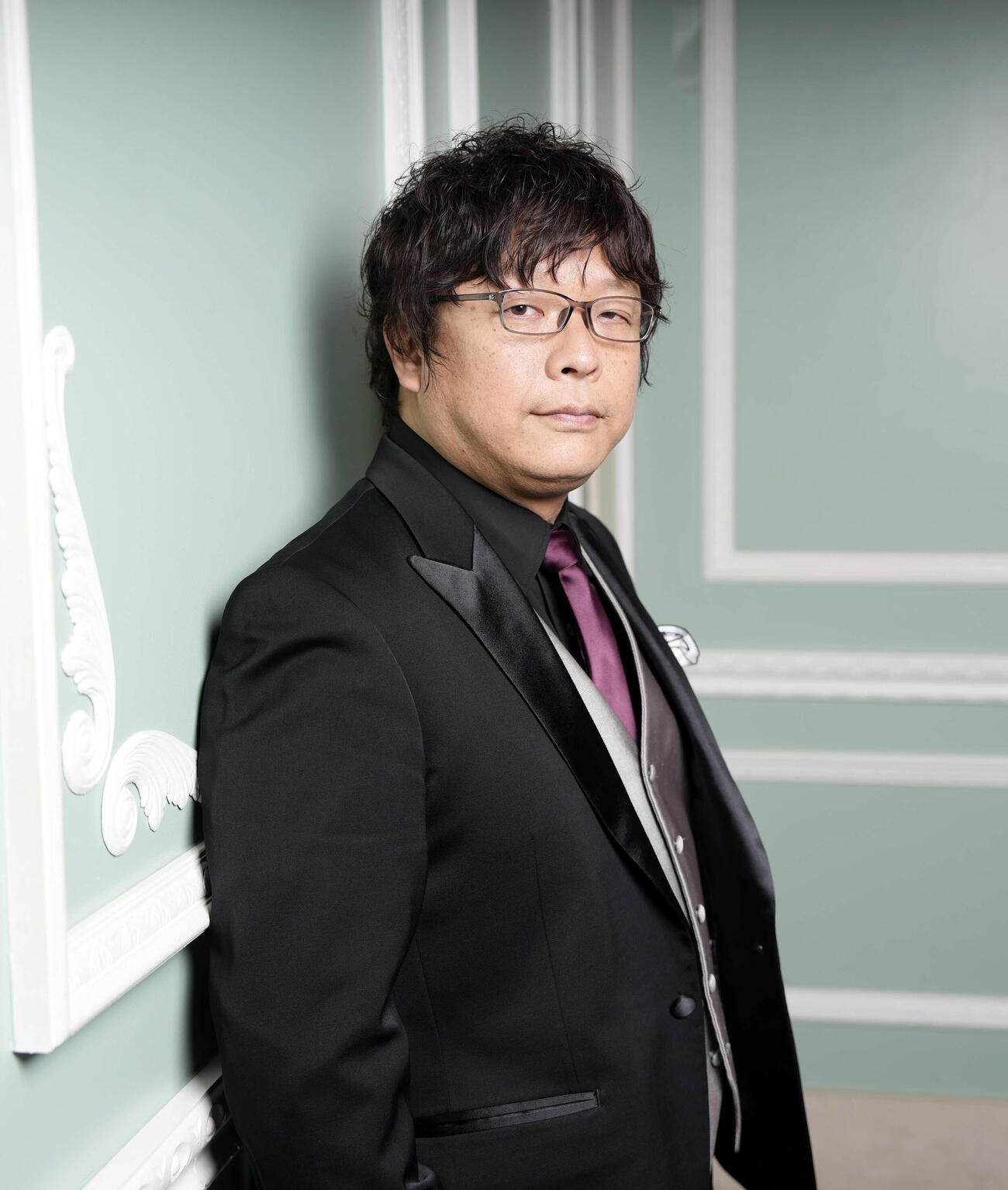 新作映画のインタビューに応じカメラへ目線を送る三木孝浩監督（撮影・小島史椰）