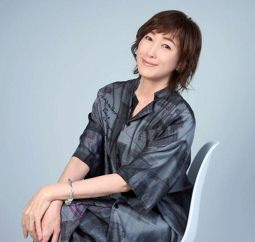 インタビューで笑顔を見せる高島礼子(撮影・小島史椰)