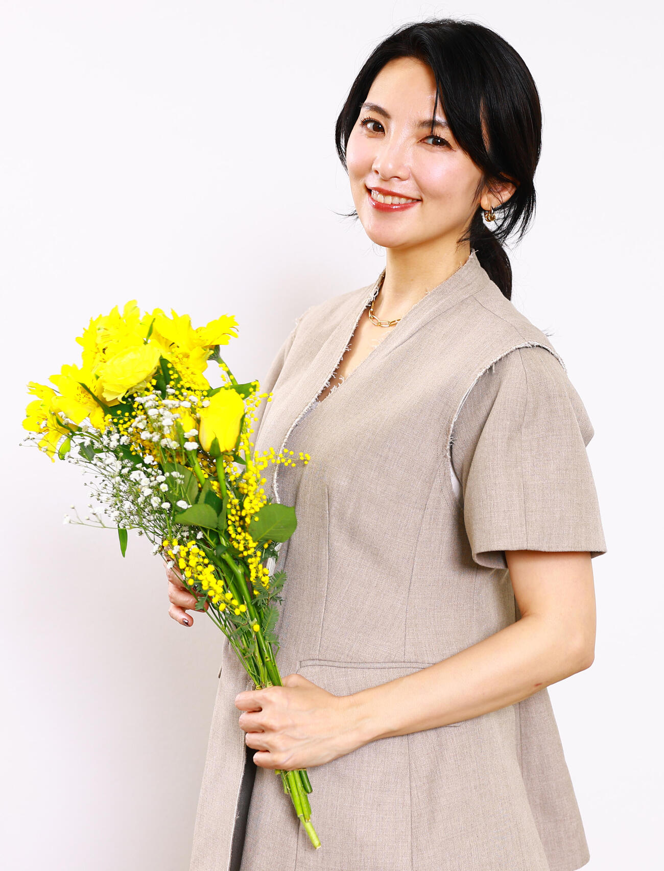 映画「黄金泥棒」主演とあって、田中麗奈さんには何か黄金にちなんだ物を手にしてもらおうと、ない頭をひねって、かなり無理矢理ですが黄色い花束を準備した。「えーっ、日刊スポーツさん、もう賞をくれるんですかぁ」と唐突なお願いにも、絶妙な切り返しで気持ちよくご対応くださいました。年末には正真正銘、お祝いの花束を渡せることを楽しみにしております（撮影・野上伸悟）