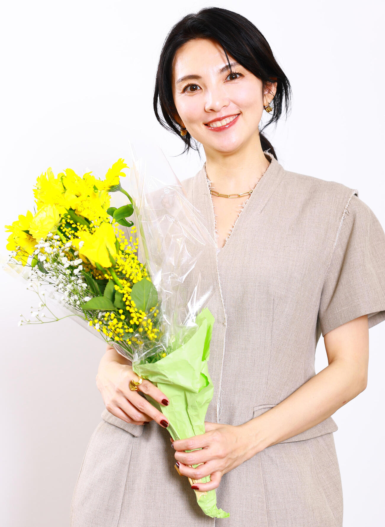 映画「黄金泥棒」主演とあって、田中麗奈さんには何か黄金にちなんだ物を手にしてもらおうと、ない頭をひねって、かなり無理矢理ですが黄色い花束を準備した。「えーっ、日刊スポーツさん、もう賞をくれるんですかぁ」と唐突なお願いにも、絶妙な切り返し気持ちよくご対応くださいました。年末には正真正銘、お祝いの花束を渡せることを楽しみにしております（撮影・野上伸悟）
