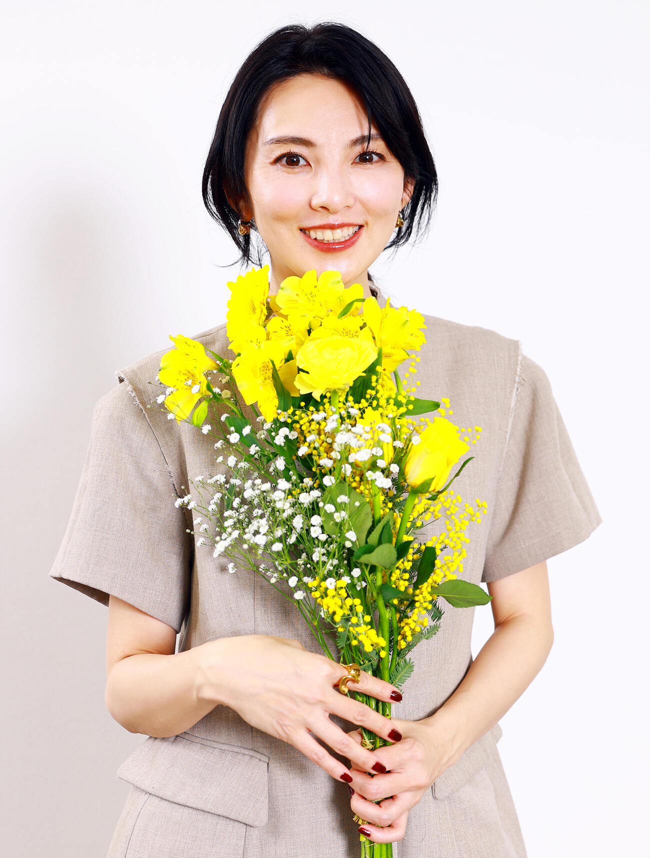 映画「黄金泥棒」主演とあって、田中麗奈さんには何か黄金にちなんだ物を手にしてもらおうと、ない頭をひねって、かなり無理矢理ですが黄色い花束を準備した。「えーっ、日刊スポーツさん、もう賞をくれるんですかぁ」と唐突なお願いにも、絶妙な切り返し気持ちよくご対応くださいました。年末には正真正銘、お祝いの花束を渡せることを楽しみにしております（撮影・野上伸悟）