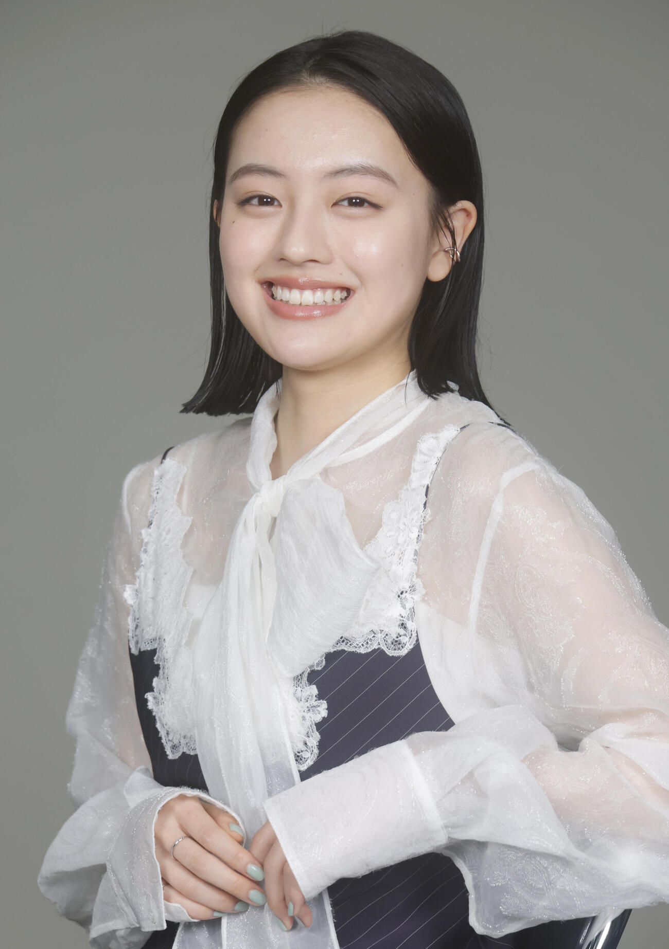 親しみやすさと透明感を感じさせる表情が魅力的な上坂樹里（撮影・中島郁夫）
