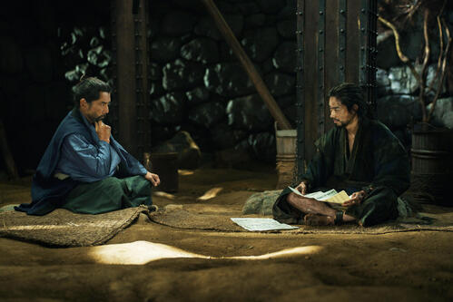 本木雅弘(左)と菅田将暉の場面写真(C)2026映画「黒牢城」製作委員会
