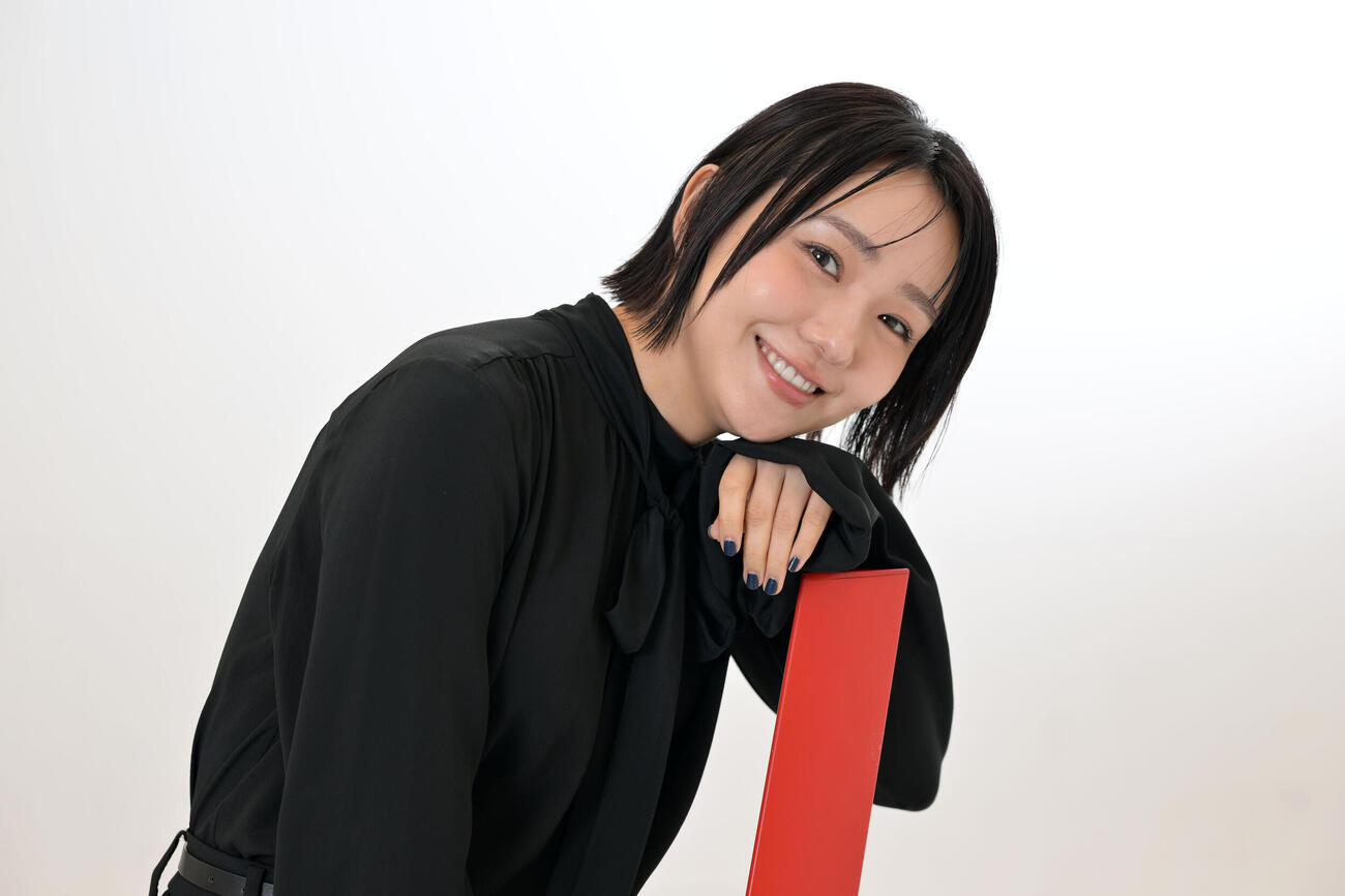 昨年、海外出張中に癒やしてくれたのが動画配信サイトで見たドラマの奈緒さんの笑顔でした。本人の笑顔を撮影でき感無量です（撮影・滝沢徹郎）