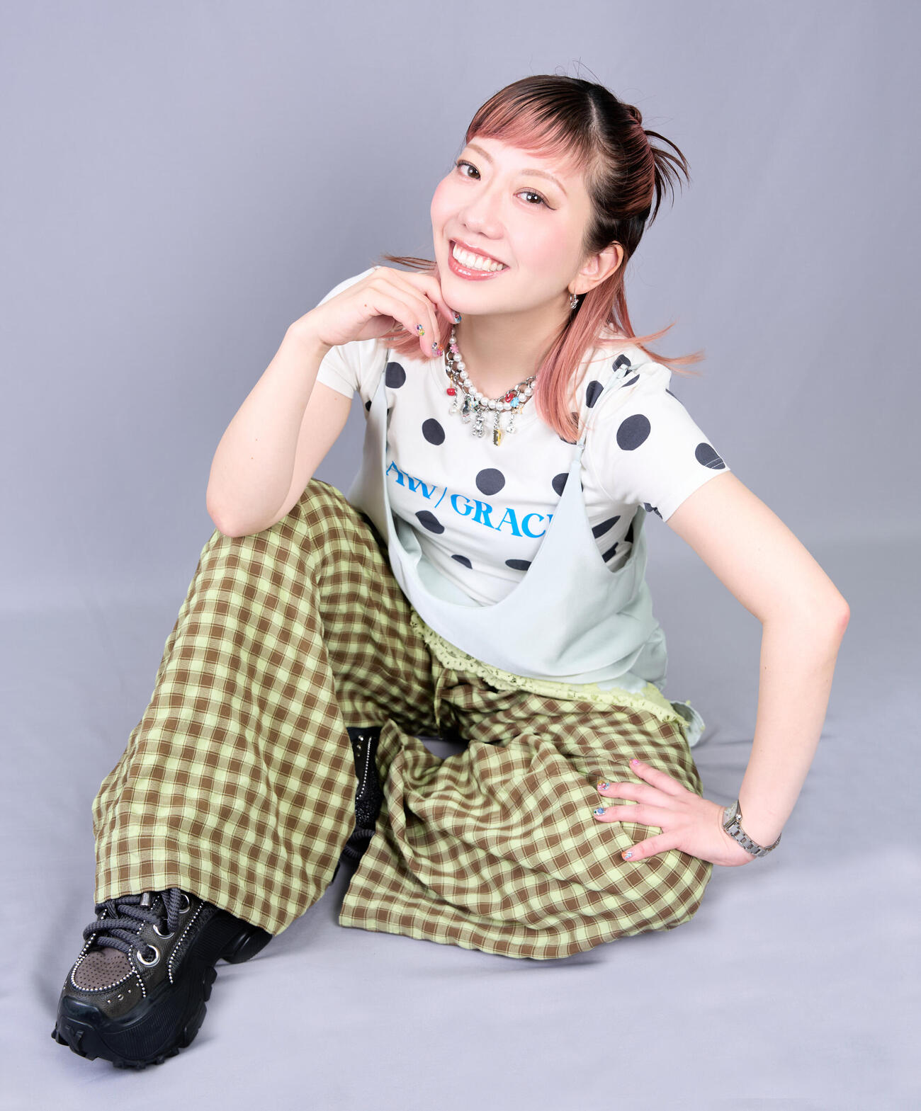 本を出版する、元大阪府立登美丘高ダンス部コーチでバブリーダンスの生みの親、「アバンギャルディ」プロデューサーで振付師のａｋａｎｅさん。終始明るい笑顔で撮影を盛り上げ、こちらまで自然と笑顔になるような時間を与えてくれました（撮影・小島史椰）
