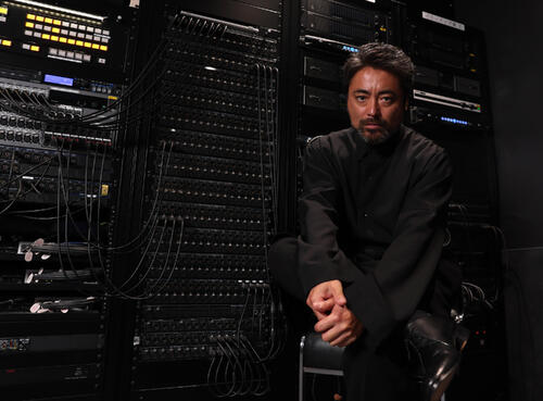 熱い演劇論を展開してくれた山田孝之さん。姿勢を正して拝聴。そこで腕組みは相手を拒否する姿勢との例え話。その時に私は腕組み真っ最中。違うんです山田さん。私、拒否していません。インタビュールームが猛烈に寒かっただけなんです(撮影・水谷安孝)