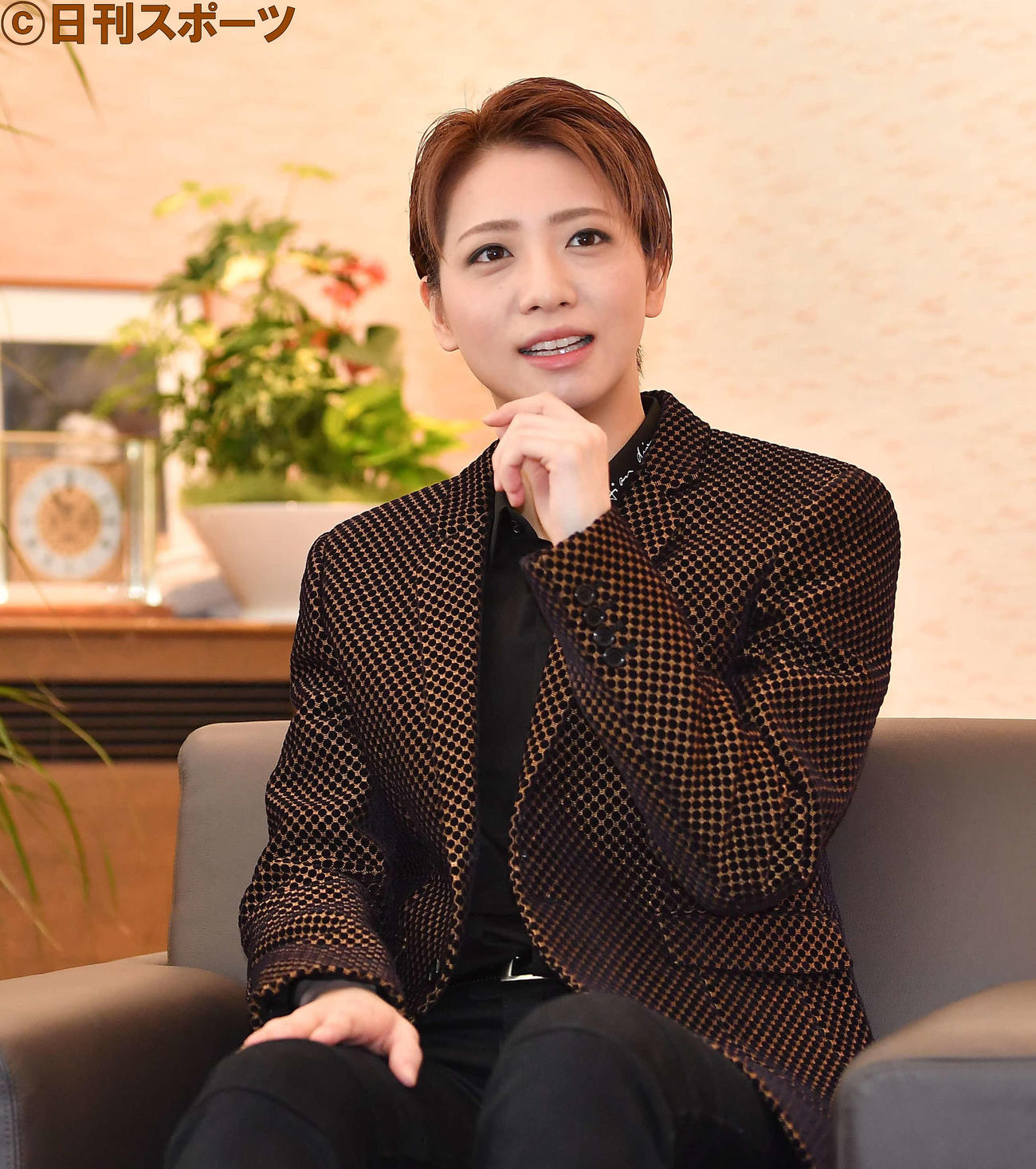新トップとして意気込みを語る礼真琴（撮影・上田博志）