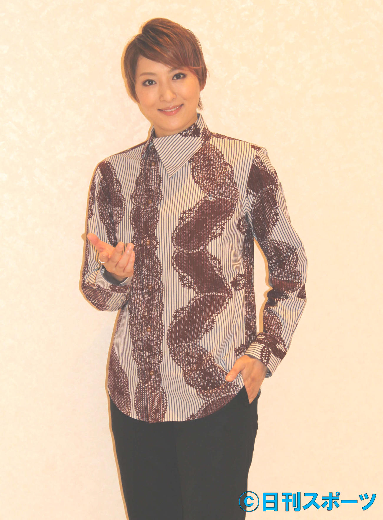 公演タイトルにちなみ「ウエルカム！」のポーズをとった珠城りょう（撮影・村上久美子）
