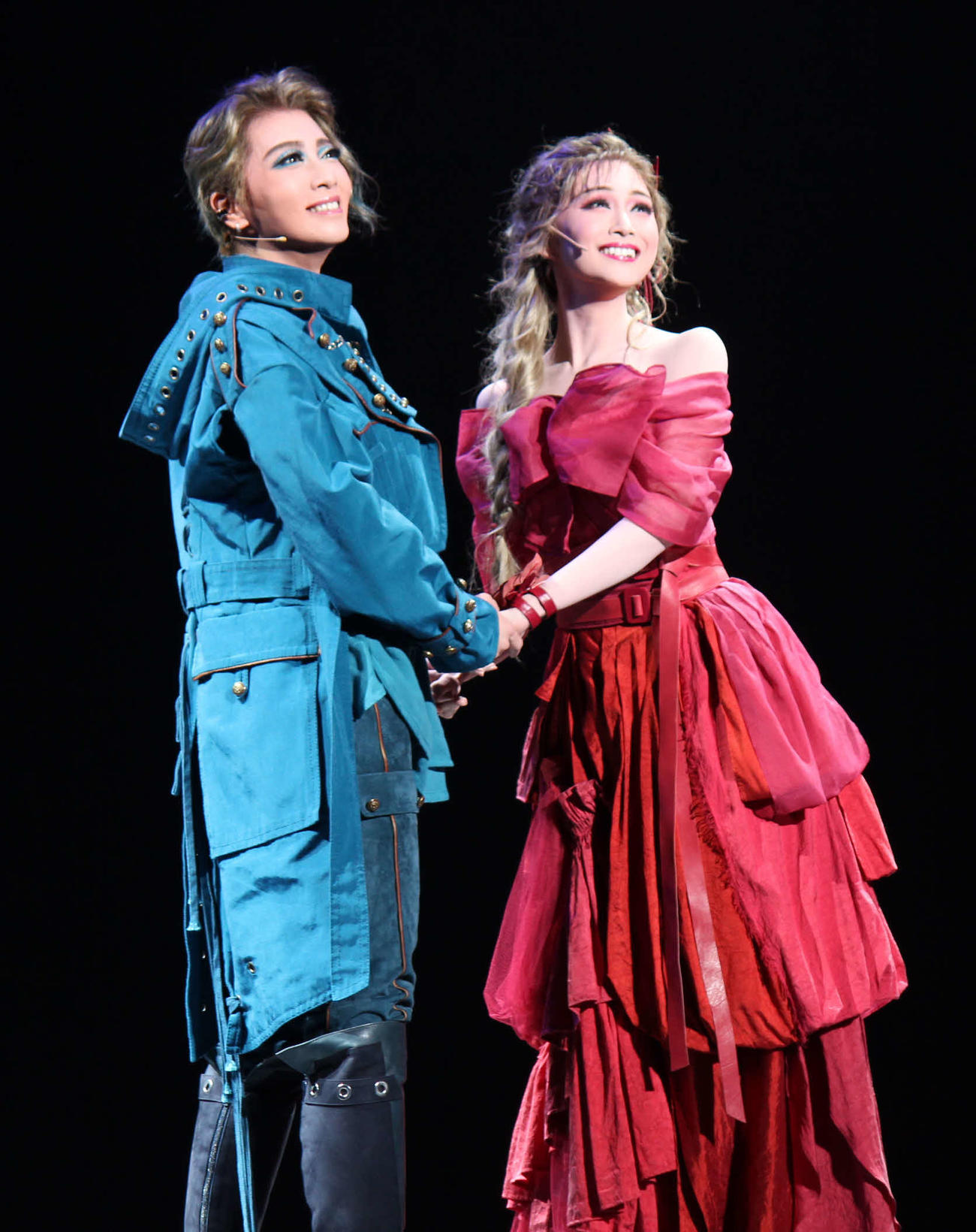 宝塚歌劇では8年ぶり上演の「ロミオとジュリエット」に主演した星組トップ礼真琴（左）と相手娘役の舞空瞳（撮影・村上久美子）