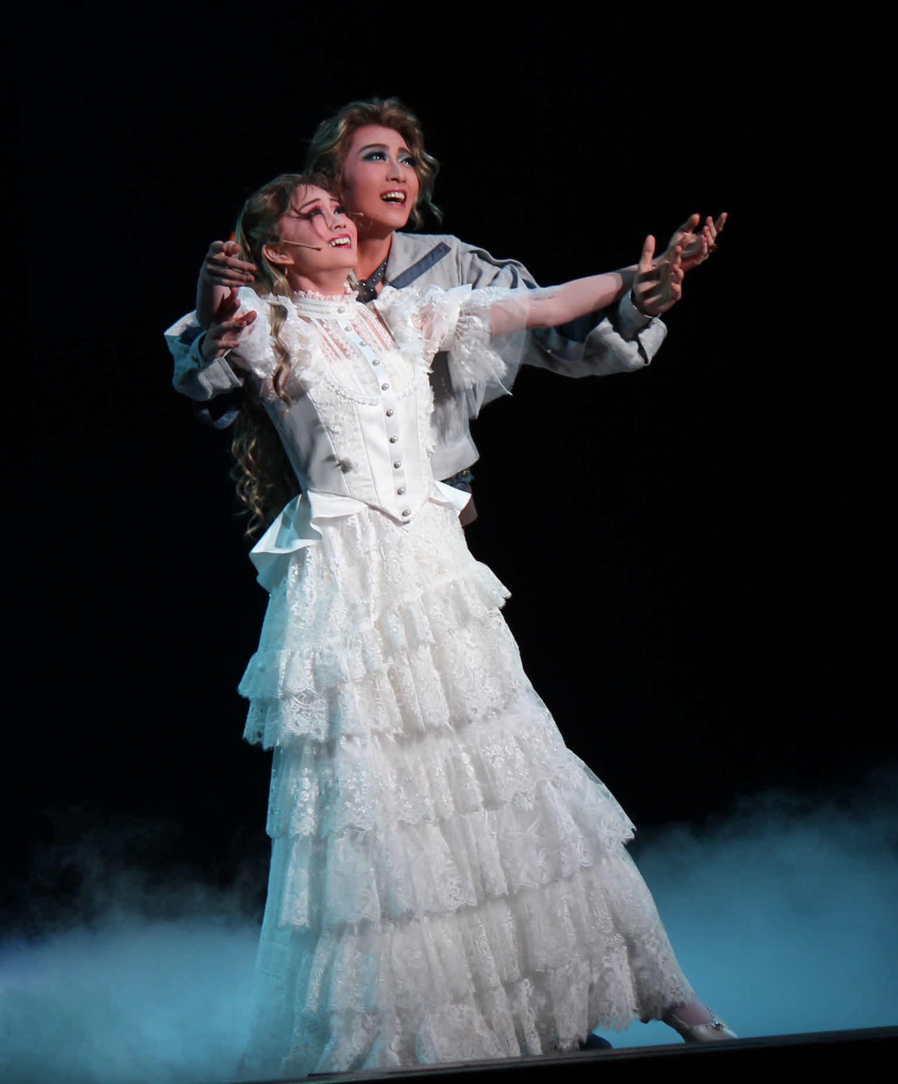 究極の悲恋作でロミオにふんした礼真琴（右）とジュリエット役の舞空瞳（撮影・村上久美子）