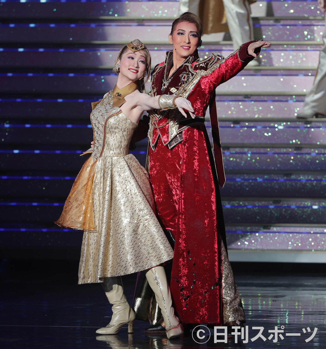 和物芝居から一転、華やかなショーに臨んだ珠城りょう（右）と美園さくら（撮影・清水貴仁）