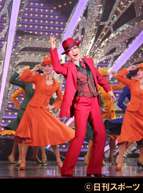 赤で統一した衣装で組メンバーを率いて踊る礼真琴（撮影・村上久美子）