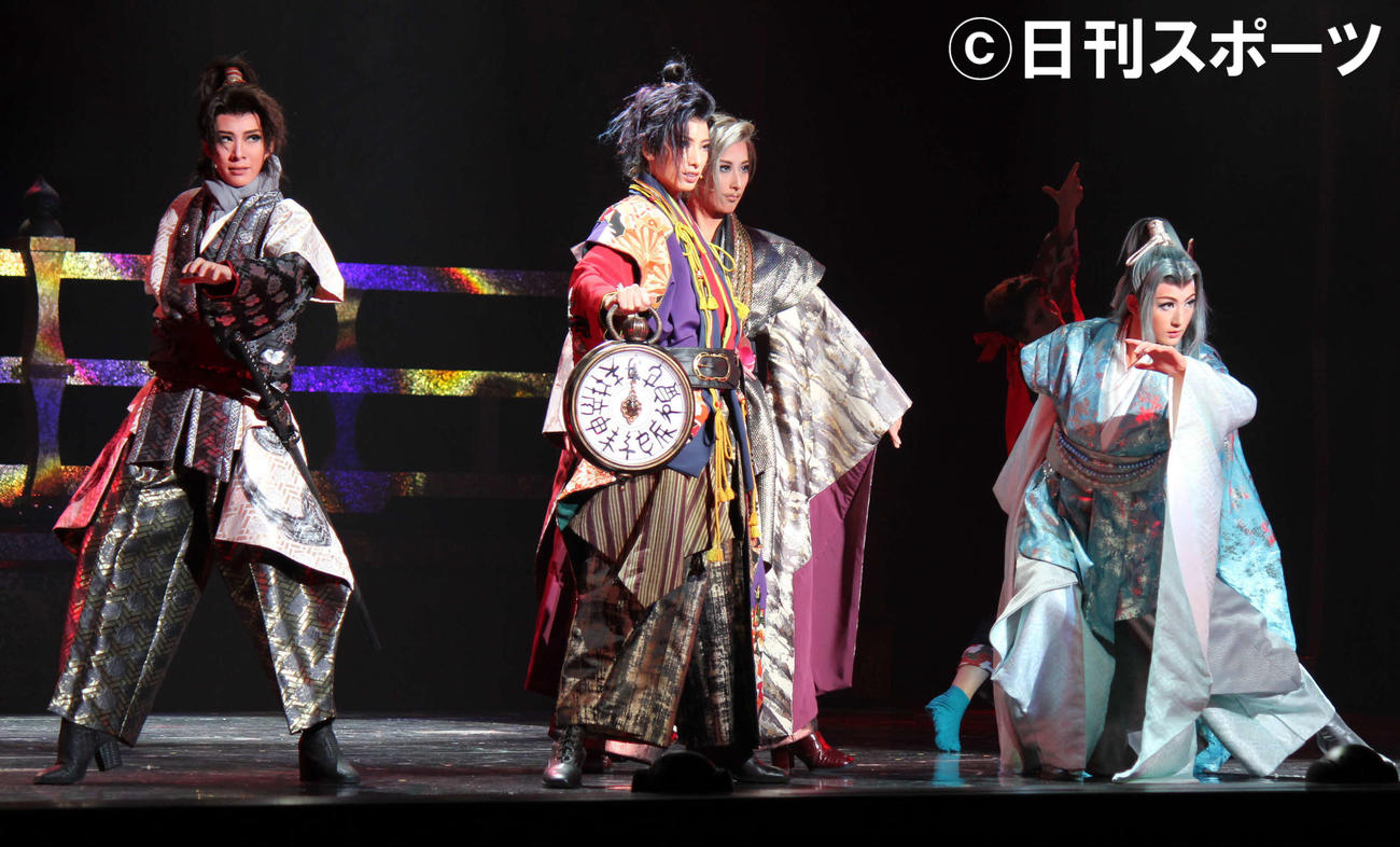 新生花組を率いるトップ柚香光（左から2人目）と、（左から）永久輝せあ、水美舞斗、聖乃あすか（撮影・村上久美子）