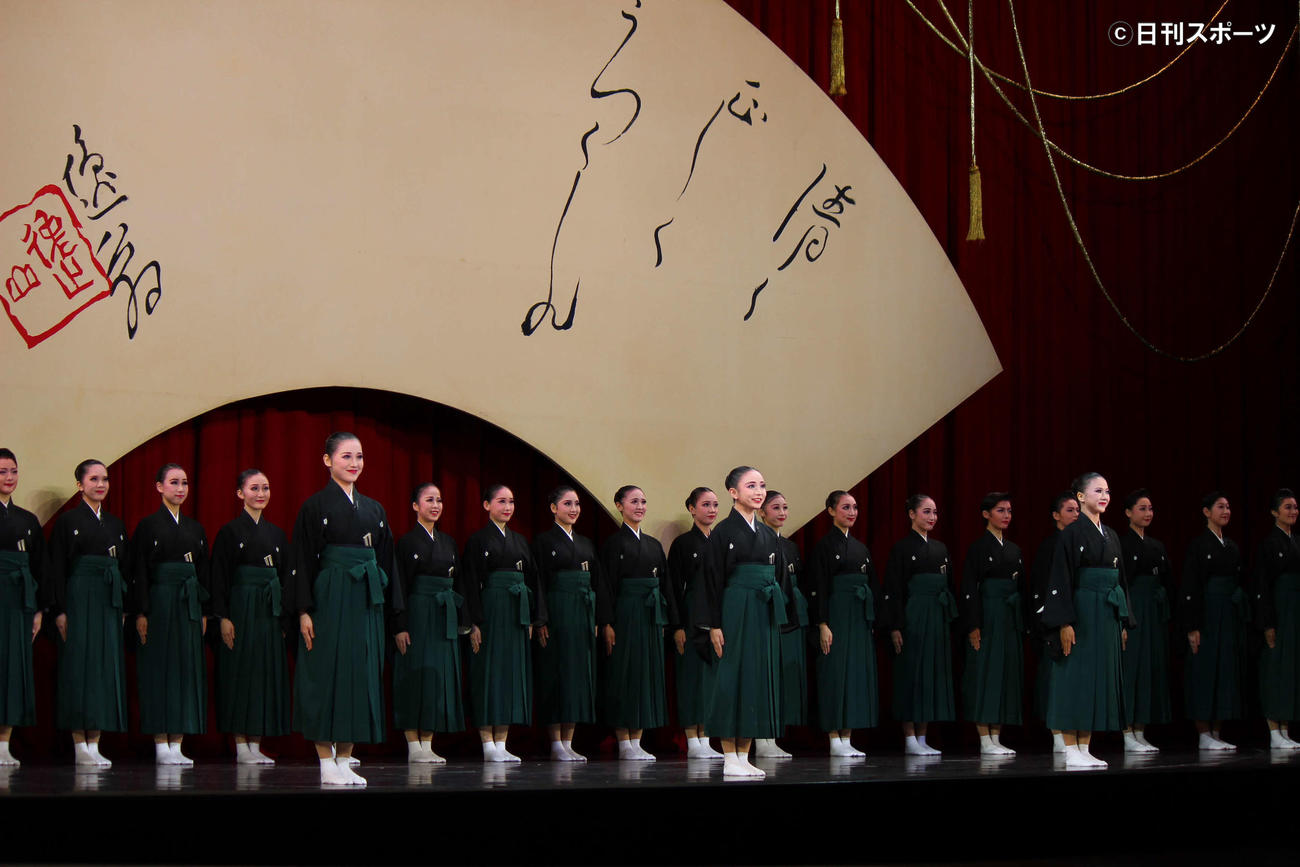 初舞台公演の初日口上に臨んだ（前列左から）花海凛、茉莉那ふみ、彩姫みみ（撮影・村上久美子）