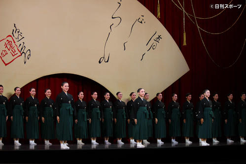 初舞台公演の初日口上に臨んだ（前列左から）花海凛、茉莉那ふみ、彩姫みみ（撮影・村上久美子）