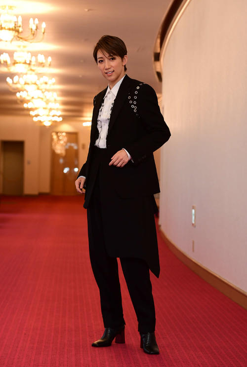 宝塚最後の役でジェームズ・ボンドに臨む真風涼帆