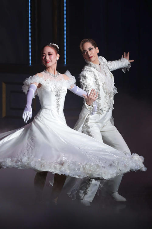 宝塚大劇場の千秋楽を迎え、サヨナラショーでもデュエットで踊る花組トップ柚香光（右）とトップ娘役の星風まどか