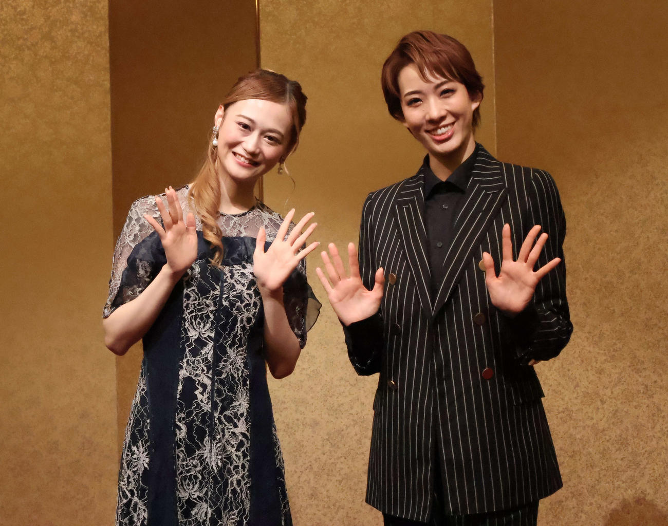 製作発表に出席したトップ永久輝せあ（右）と、トップ娘役星空美咲（撮影・村上久美子）