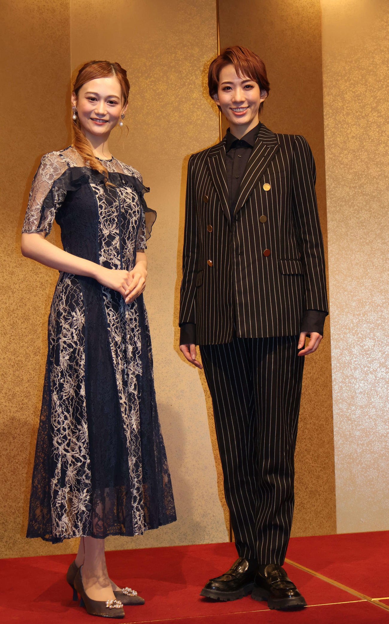 博多座公演の製作発表に出席したトップ永久輝せあ（右）と、トップ娘役星空美咲（撮影・村上久美子）