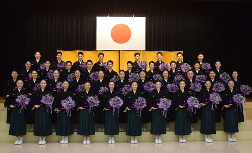卒業式を迎え、すみれのブーケを手にする宝塚音楽学校111期生（撮影・阪口孝志）