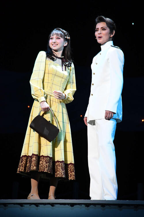 音彩唯（左）と夫婦役を演じる朝美絢（撮影・阪口孝志）
