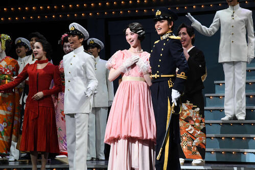 帝国海軍中尉役の朝美絢（右）と、その妻を演じる音彩唯（左）