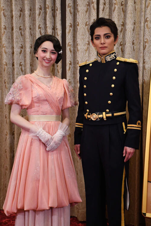 「波うららかに、めおと日和」の取材会に出席した朝美絢（右）と音彩唯（撮影・阪口孝志）