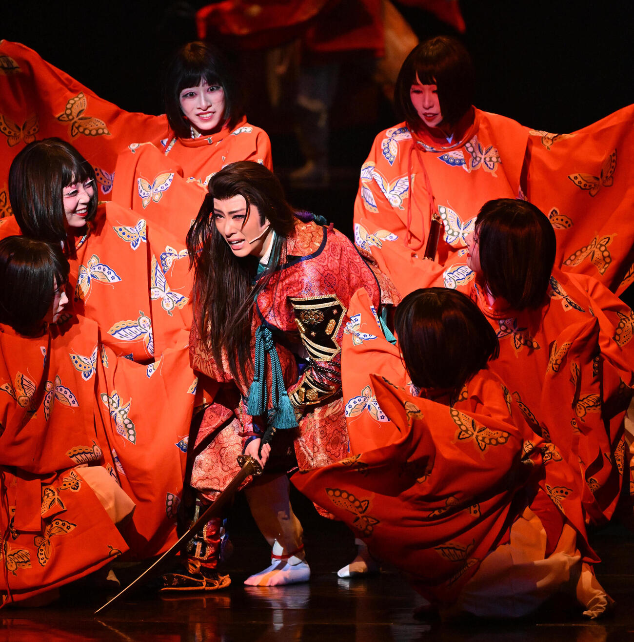 主演舞台「蒼月抄」で、平家の総大将平知盛を演じる花組トップの永久輝せあ（中央）（撮影・石井愛子）