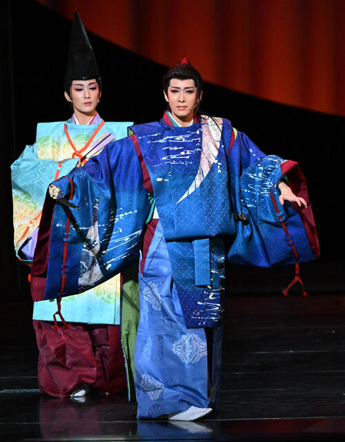 永久輝せあ（手前）と重衡役の聖乃あすか（撮影・石井愛子）