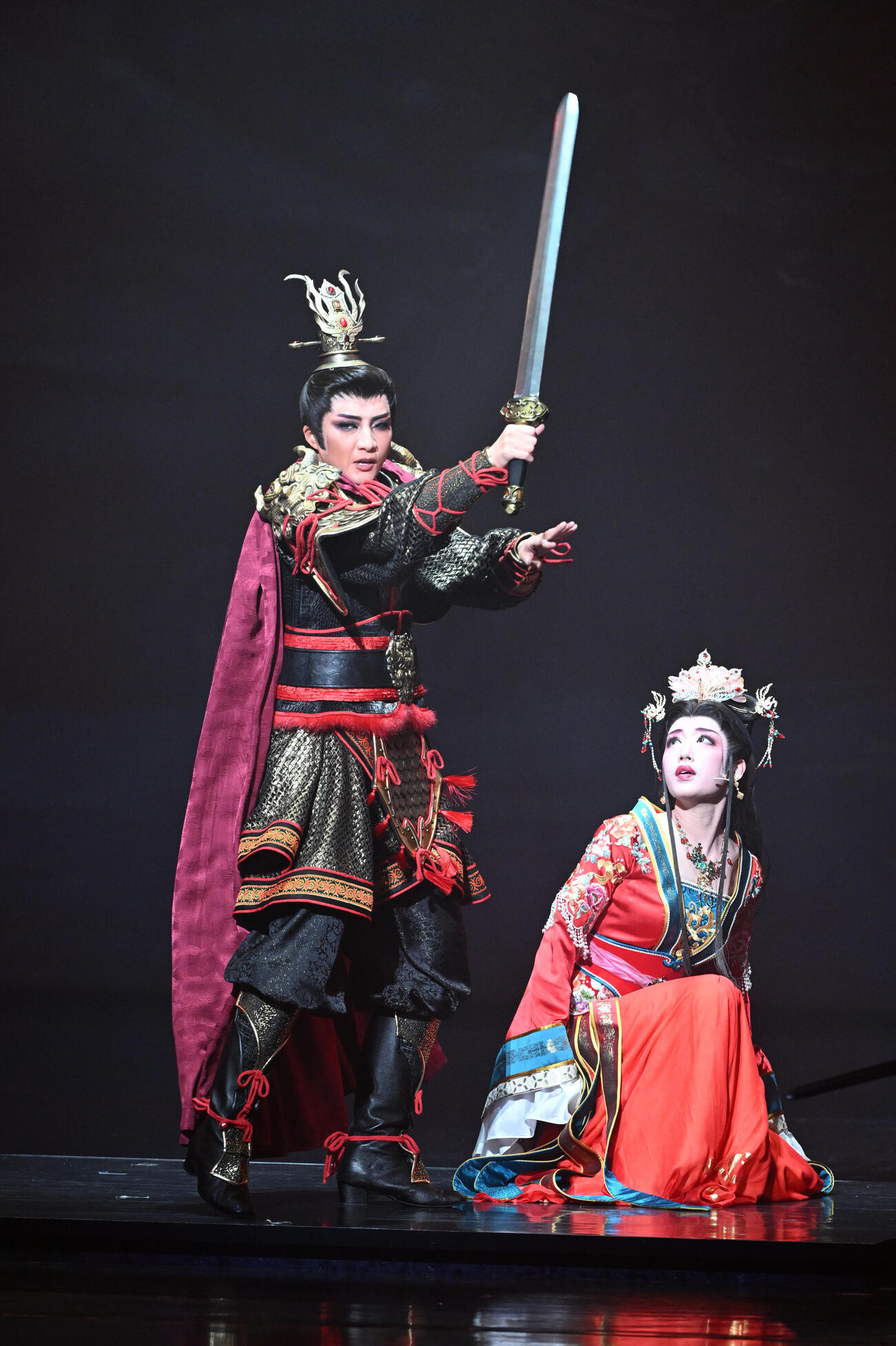 「RYOFU」で共演する鳳月杏（左）と天紫珠李（撮影・和賀正仁）