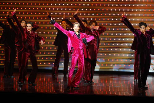 「Diamond IMPULSE（ダイヤモンド　インパルス）」で男役を引き連れて踊る桜木みなと（撮影・上田博志）