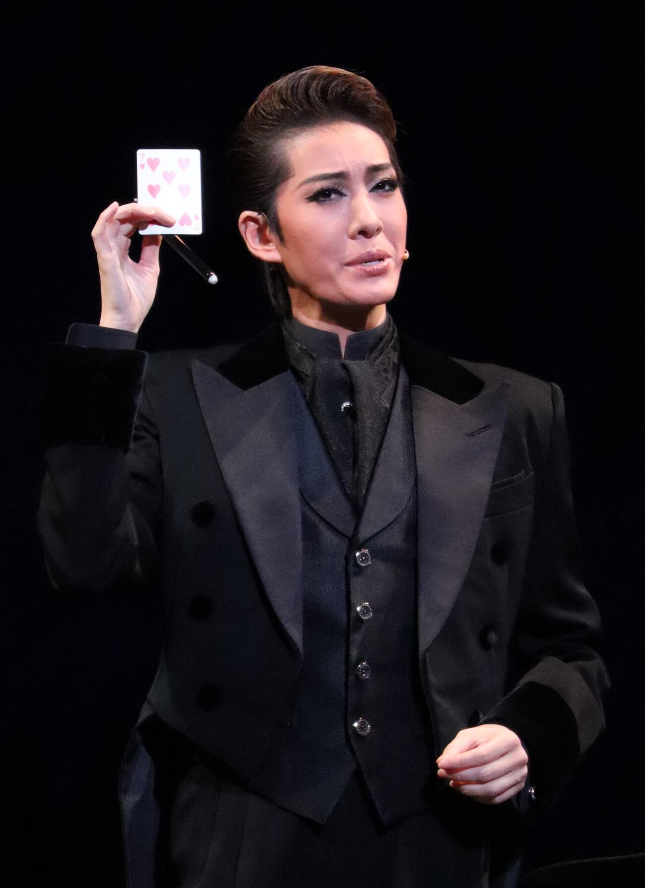 「マジシャンの憂鬱」で主人公シャンドールを演じる花組トップ永久輝せあ