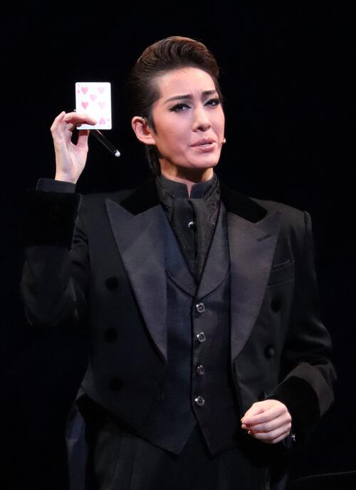 「マジシャンの憂鬱」で主人公シャンドールを演じる花組トップ永久輝せあ