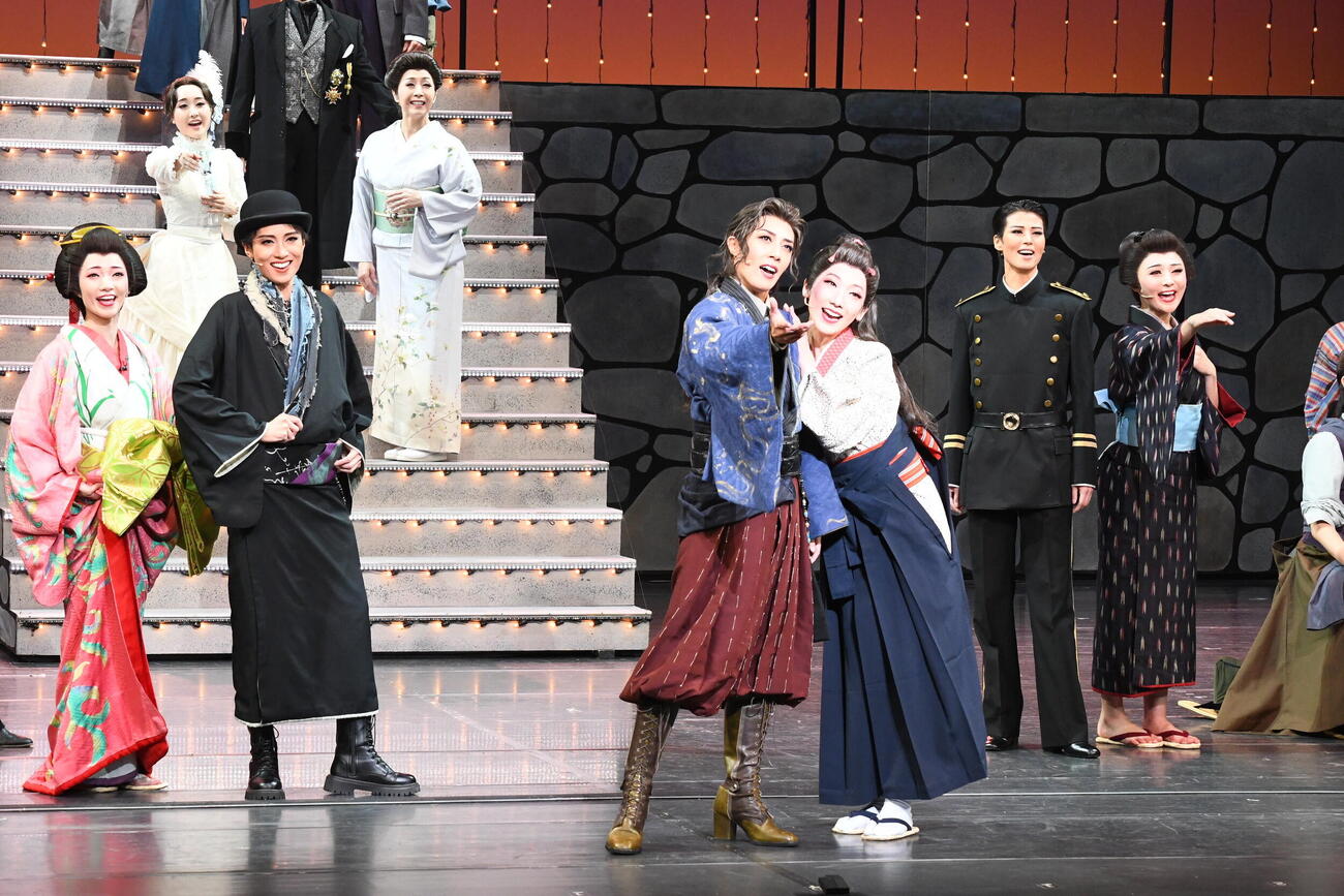 主演公演「稲妻開花譚－イナヅマカイカタン－」に出演する月組スター風間柚乃（中央）（撮影・阪口孝志）