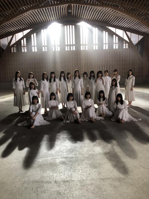 乃木坂４６最新シングル「シンクロニシティ」ＭＶ撮影現場で。集合写真を撮る直前のショットです。生駒さんお疲れさまでした！