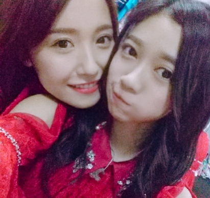 ツアーのオープニング衣装。真っ赤で乃木坂46らしい衣装です ライブの真っ最中に撮った1枚です!