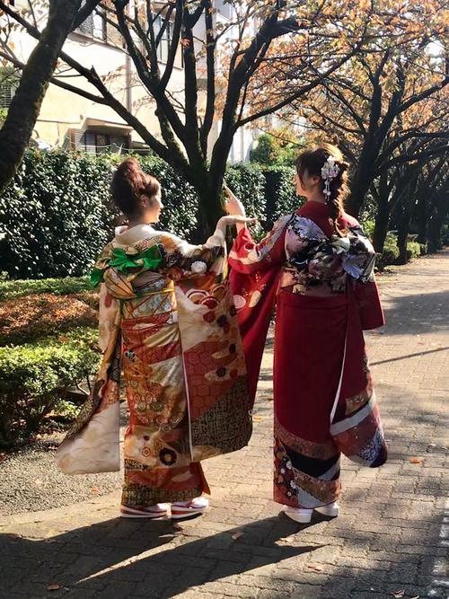 晴れ着でのお仕事の合間に。