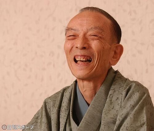 インタピューに答える落語家桂歌丸さん（２００４年２月１８日）