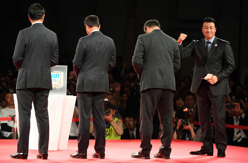 競合の末、大阪桐蔭・根尾の交渉権を引き当てた中日与田剛監督は、振り返ってガッツポーズする（撮影・たえ見朱実）