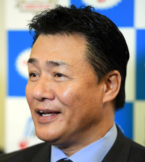 1巡目で大阪桐蔭・根尾昴の交渉権を獲得した中日与田剛監督は、記者の質問に笑顔で答える（撮影・たえ見朱実）