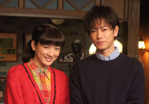 ＮＨＫ連続テレビ小説「半分、青い。」のヒロイン永野芽郁（左）と佐藤健